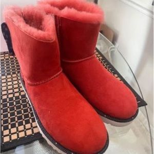 Disney Minnie Mouse ugg boots size 7 women’s brand new